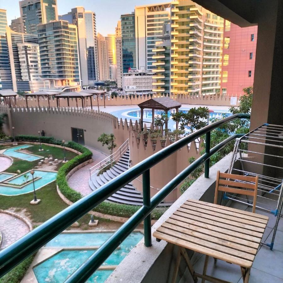 Radiant Parition In Barsha Heights Near Metro Privatunterkunft
